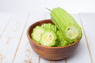 Beyaz ahşap masada acı kavun 