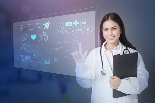 Doktor 'a yakın çekim tıbbi analitik verileri gösteriyor. Tıbbi teknoloji konsepti.