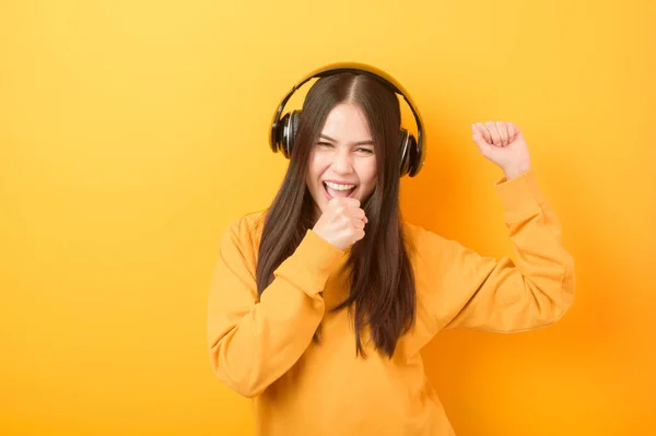 Müzik Aşığı Kadın Sarı Arka Planda Kulaklıkla Eğleniyor — Stok fotoğraf