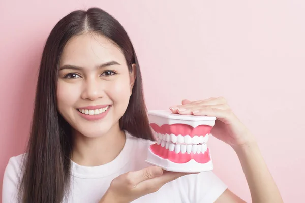 Güzel Bir Kadın Diş Temizliği Için Yapay Bir Model Tutuyor — Stok fotoğraf