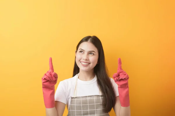 Schöne Frau Haushälterin Porträt Auf Gelbem Hintergrund — Stockfoto