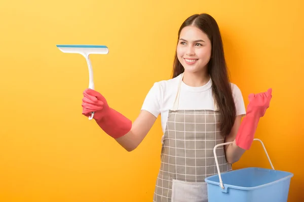 Mooie Vrouw Huishoudster Portret Gele Achtergrond — Stockfoto