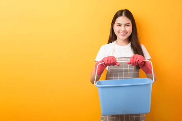 Schöne Frau Haushälterin Porträt Auf Gelbem Hintergrund — Stockfoto