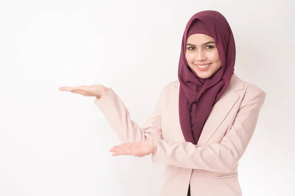 Mulher Negócios Bonita Com Retrato Hijab Fundo Branco — Fotografia de Stock