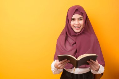 Sarı arka planda tesettürlü güzel üniversite öğrencisi 