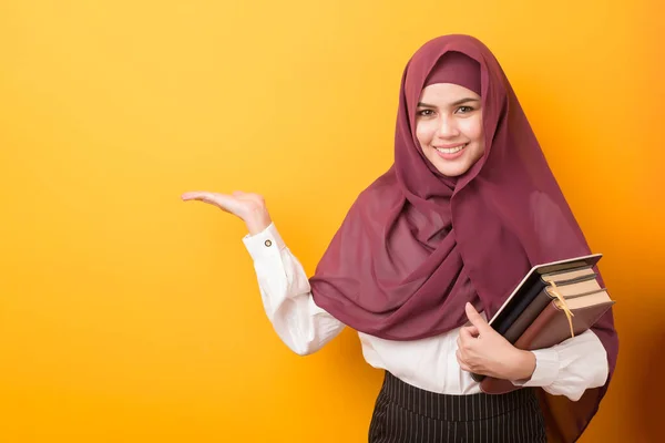 Estudante Universitário Bonito Com Retrato Hijab Fundo Amarelo — Fotografia de Stock