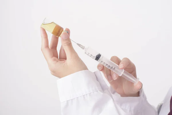 漂亮的戴头巾的女医生拿着白种人的疫苗 — 图库照片