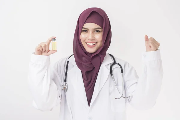 Krásná Žena Lékař Hidžábem Drží Vakcínu Bílém Pozadí — Stock fotografie