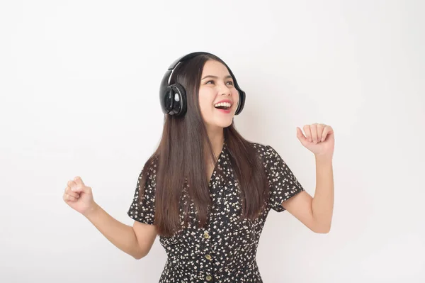 Mulher Amante Música Está Desfrutando Com Fone Ouvido Fundo Branco — Fotografia de Stock