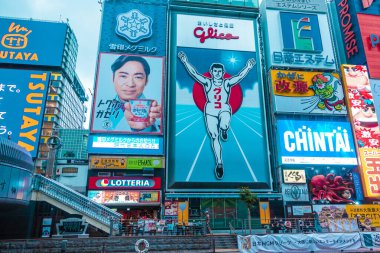 OSAKA, JAPAN - 05 / 06 / 2019; Japonya 'nın Osaka kentindeki ünlü alışveriş merkezi Dotonburi' de yürüyen bir kalabalık.