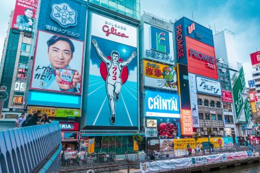 OSAKA, JAPAN - 05 / 06 / 2019; Japonya 'nın Osaka kentindeki ünlü alışveriş merkezi Dotonburi' de yürüyen bir kalabalık.