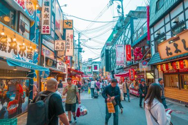 OSAKA, JAPAN - 05 / 06 / 2019; Japonya 'nın Osaka kentindeki ünlü alışveriş merkezi Dotonburi' de yürüyen bir kalabalık.