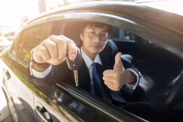 Adamı Arabanın Anahtarlarını Tutuyor — Stok fotoğraf