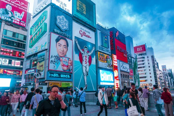 大阪市 2019 06大阪の有名なショッピングセンター 道頓堀 を歩いている人たち — ストック写真