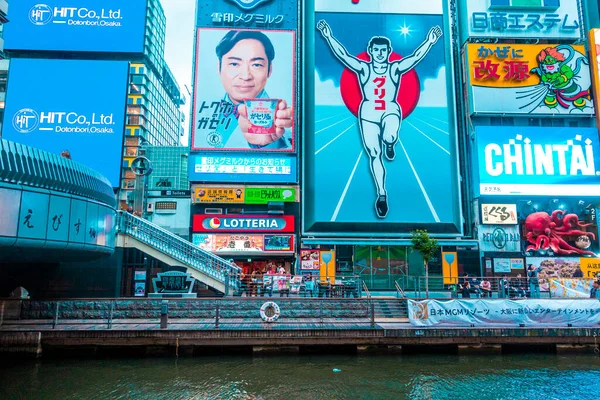 大阪市 2019 06大阪の有名なショッピングセンター 道頓堀 を歩いている人たち — ストック写真