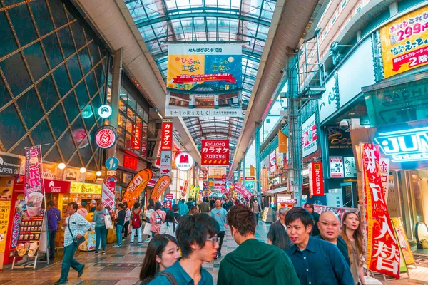 大阪市 2019 06大阪の有名なショッピングセンター 道頓堀 を歩いている人たち — ストック写真