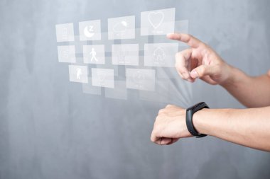 Bir Sport Man sanal ekran aygıtı ile akıllı bant kullanıyor