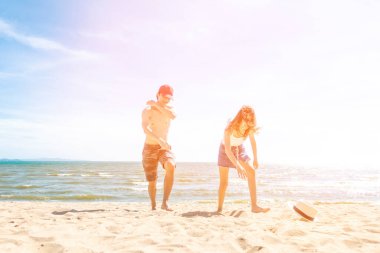 Çift kumsalda zıplıyor.