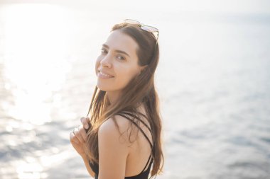 Siyah bikinili güzel kadın plajda dinleniyor, yaz konsepti. 