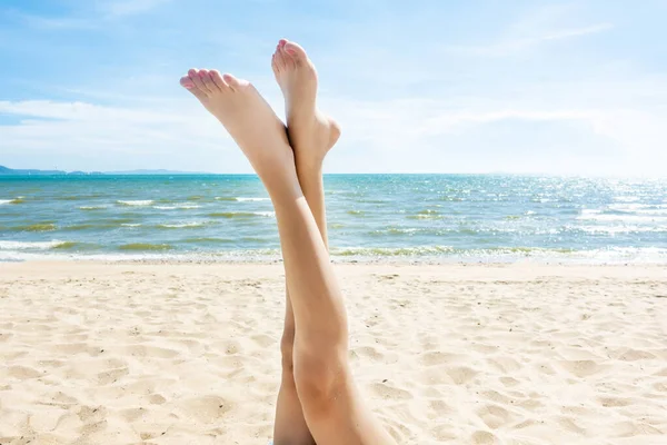 Mooie Vrouw Benen Het Strand — Stockfoto