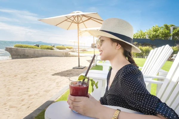 Hermosa Mujer Está Relajando Playa Bajo Paraguas — Foto de Stock