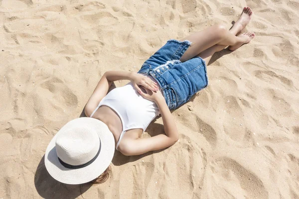 Una Mujer Yace Playa — Foto de Stock