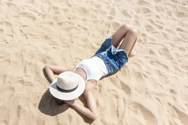 Een Vrouw Ligt Het Strand — Stockfoto