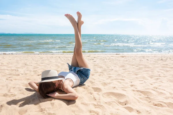 Una Mujer Yace Playa — Foto de Stock