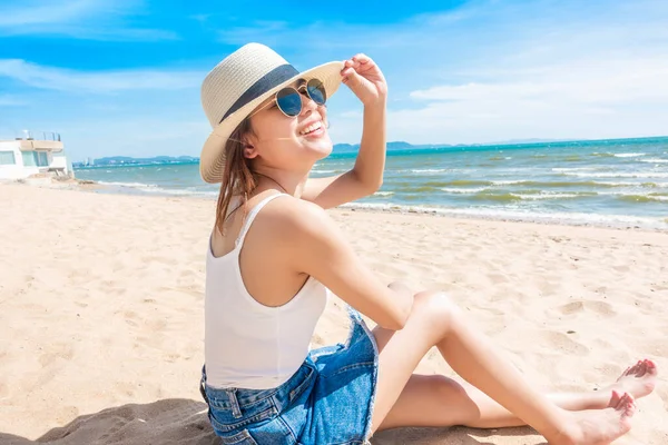 Mooie Vrouw Zit Het Strand — Stockfoto