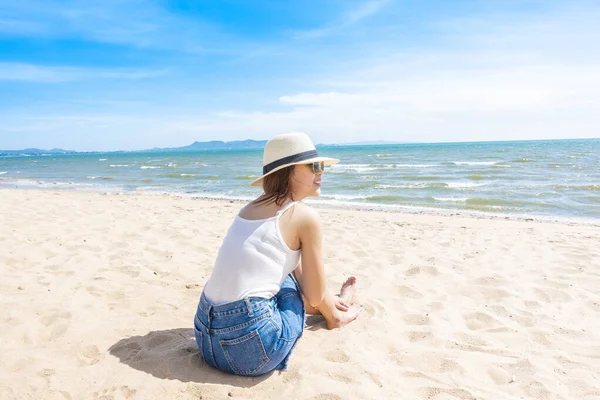 Mujer Hermosa Está Sentada Playa — Foto de Stock