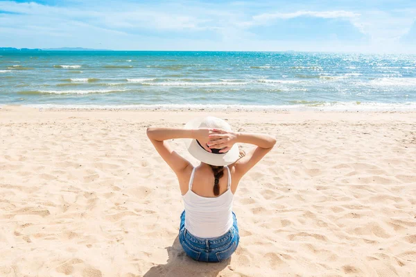 Mujer Hermosa Está Sentada Playa — Foto de Stock