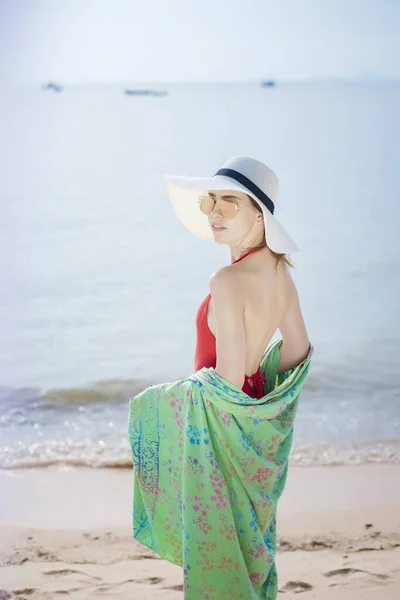 Ritratto Bella Donna Costume Bagno Rosso Rilassante Sulla Spiaggia — Foto Stock