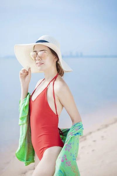 Retrato Una Hermosa Mujer Traje Baño Rojo Relajándose Playa — Foto de Stock