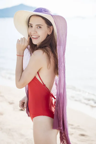 Retrato Una Hermosa Mujer Traje Baño Rojo Relajándose Playa — Foto de Stock