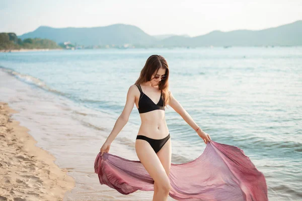 Mulher Bonita Biquíni Preto Está Andando Praia — Fotografia de Stock