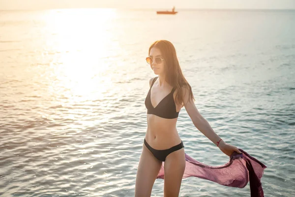 Piękna Kobieta Czarnym Bikini Spaceruje Plaży — Zdjęcie stockowe