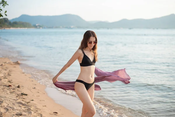 Mulher Bonita Biquíni Preto Está Andando Praia — Fotografia de Stock