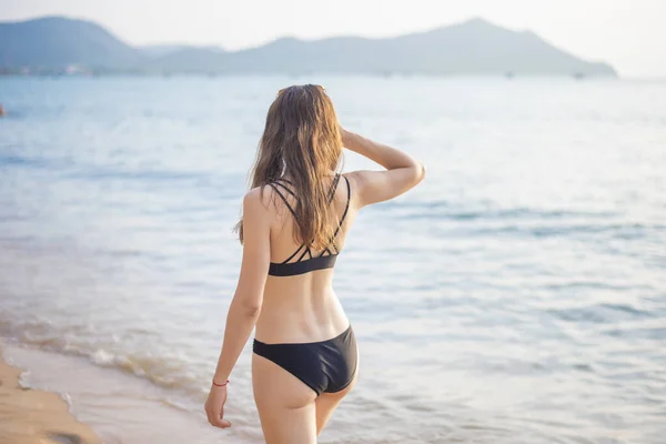 Bella Donna Bikini Nero Rilassante Sulla Spiaggia Concetto Estivo — Foto Stock