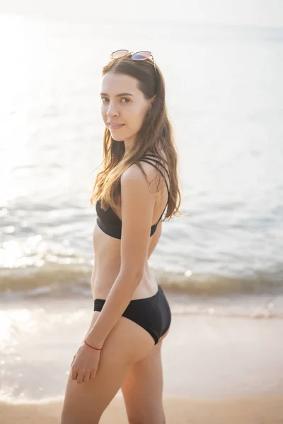 Vacker Kvinna Svart Bikini Kopplar Stranden Sommar Koncept — Stockfoto