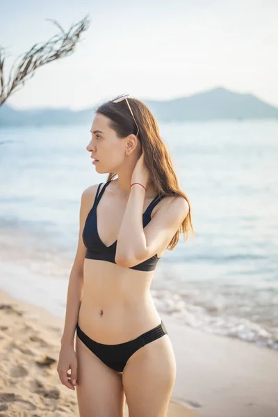 Siyah Bikinili Güzel Kadın Plajda Dinleniyor Yaz Konsepti — Stok fotoğraf
