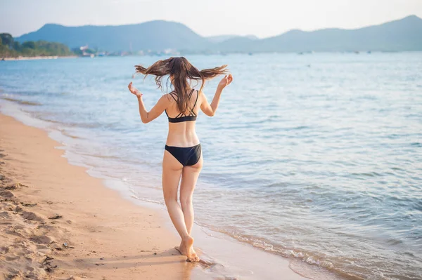 Hermosa Mujer Bikini Negro Relajante Playa Concepto Verano — Foto de Stock