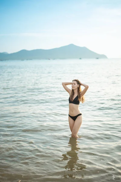 Hermosa Mujer Bikini Negro Está Disfrutando Con Agua Mar Playa — Foto de Stock