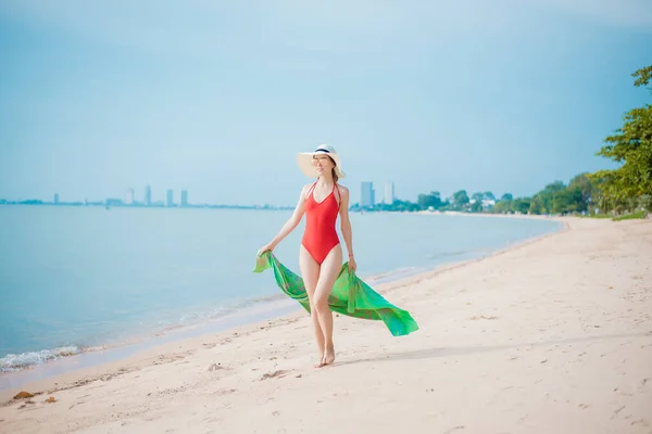 Bella Donna Costume Bagno Rosso Sta Camminando Sulla Spiaggia — Foto Stock