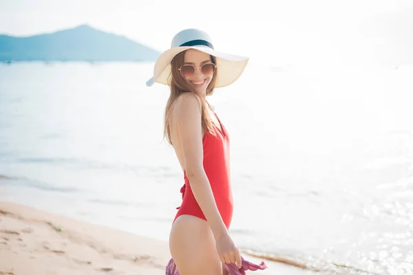 Mulher Bonita Maiô Vermelho Está Andando Praia — Fotografia de Stock