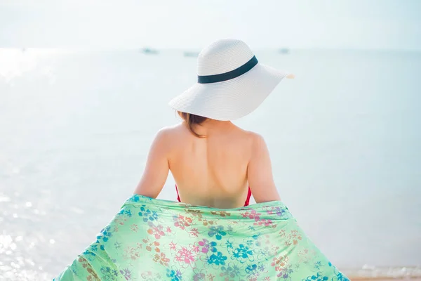 Черная Красивая Женщина Красном Купальнике Пляже — стоковое фото