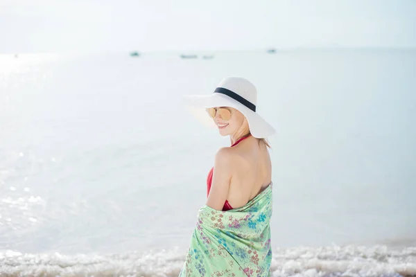 Nero Bella Donna Costume Bagno Rosso Sulla Spiaggia — Foto Stock