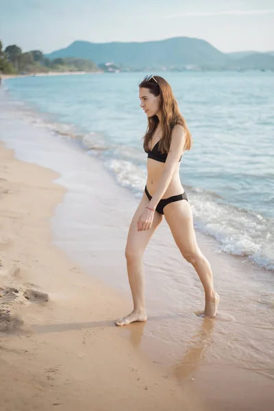 Schöne Frau Schwarzen Bikini Geht Aus Dem Meer Sommerkonzept — Stockfoto
