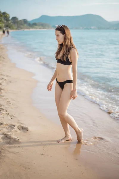 Hermosa Mujer Bikini Negro Está Caminando Desde Mar Concepto Verano — Foto de Stock