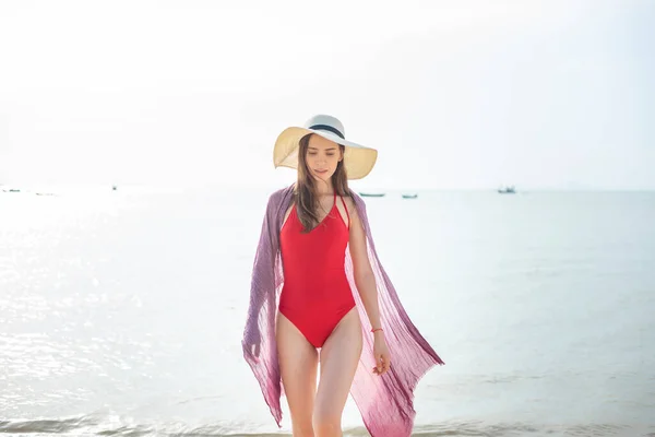 Bella Donna Costume Bagno Rosso Piedi Dal Mare Summer Concept — Foto Stock