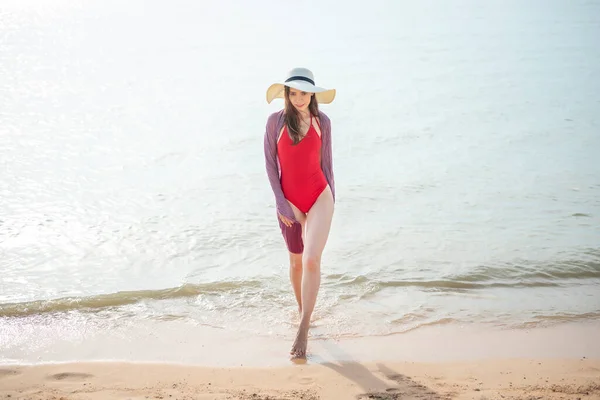 Bella Donna Costume Bagno Rosso Piedi Dal Mare Summer Concept — Foto Stock